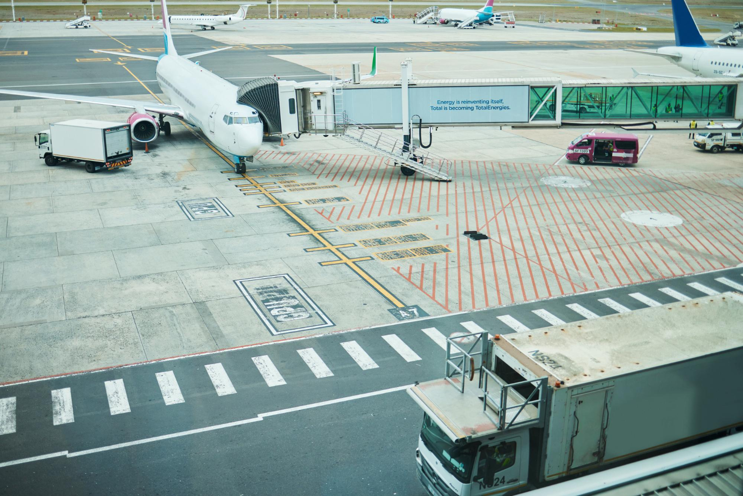 ความปลอดภัยในการใช้งานรถพ่วงเครื่องบินและรถบรรทุกสินค้าในสนามบิน